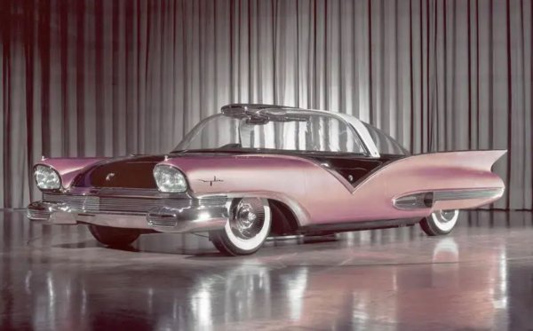 Не бихте искали да сменяте предното стъкло на тази красавица, тъй като обикаля цялата предна и странична част на колата. Кабината е климатизирана, докато автомобилът се захранва от монтирана отзад газова турбина.